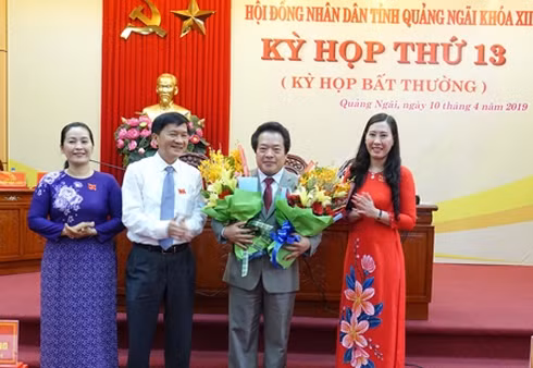 Chủ tịch UBND tỉnh Trần Ngọc Căng và Chủ tịch HĐND tỉnh Bùi Thị Quỳnh Vân, Phó Chủ tịch HĐND tỉnh Đinh Thị Hồng Minh chúc mừng tân Phó Chủ tịch UBND tỉnh Quảng Ngãi Võ Phiên.