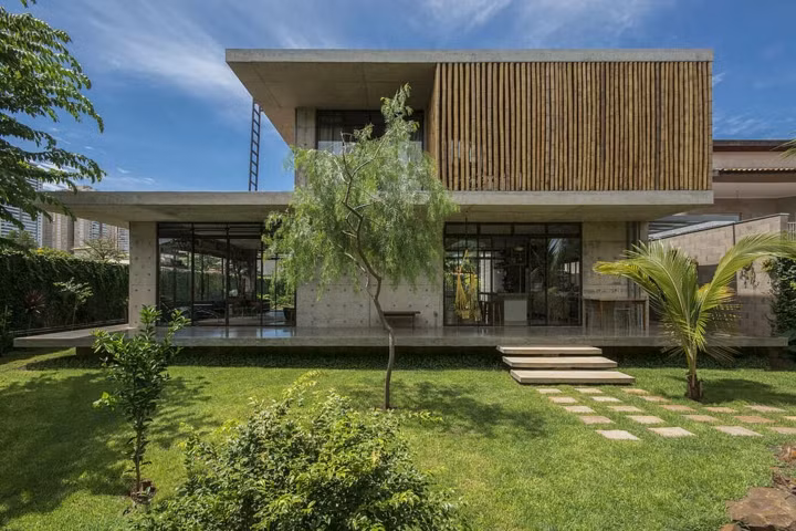 Bê tông đúc sẵn có độ bền tương đương với bê tông truyền thống, sàn và mái đều bằng phẳng nhưng có độ vững chãi cao, chịu lực tốt.