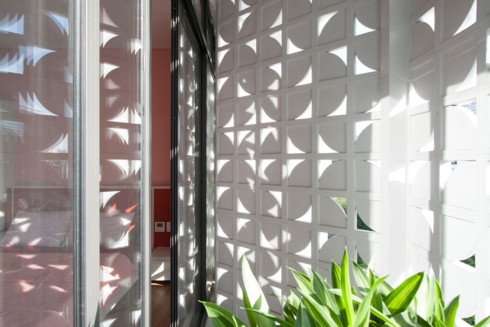  Điểm đặc biệt của ngôi nhà chính là những ô thông gió có hình chong chóng, gợi về kỷ niệm thời thơ ấu của chủ nhân. Ánh sáng mặt trời chiếu xuyên qua những viên gạch này tạo ra những hoa văn đầy nắng và sống động chạy quanh nhà