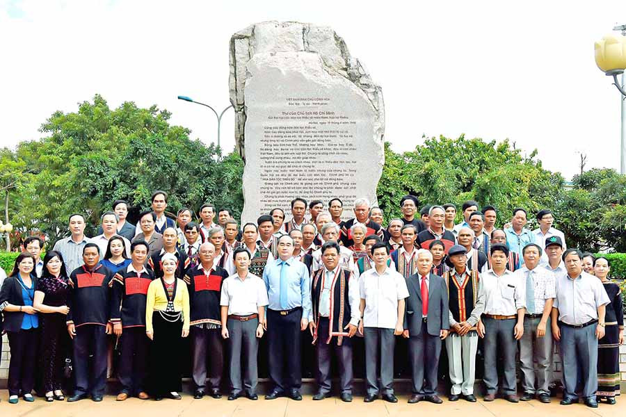 Đại biểu người DTTS 5 tỉnh Tây Nguyên chụp ảnh lưu niệm với đồng chí Nguyễn Thiện Nhân-Ủy viên Bộ Chính trị, nguyên Chủ tịch Ủy ban Trung ương MTTQ Việt Nam (nay là Bí thư Thành ủy TP. Hồ Chí Minh) và lãnh đạo tỉnh Gia Lai trước bia khắc Thư Bác Hồ gửi Đại hội các DTTS miền Nam tại Pleiku (19-4-1946) ở Quảng trường Đại Đoàn Kết ngày 9-8-2016. Ảnh: ĐỨC THỤY