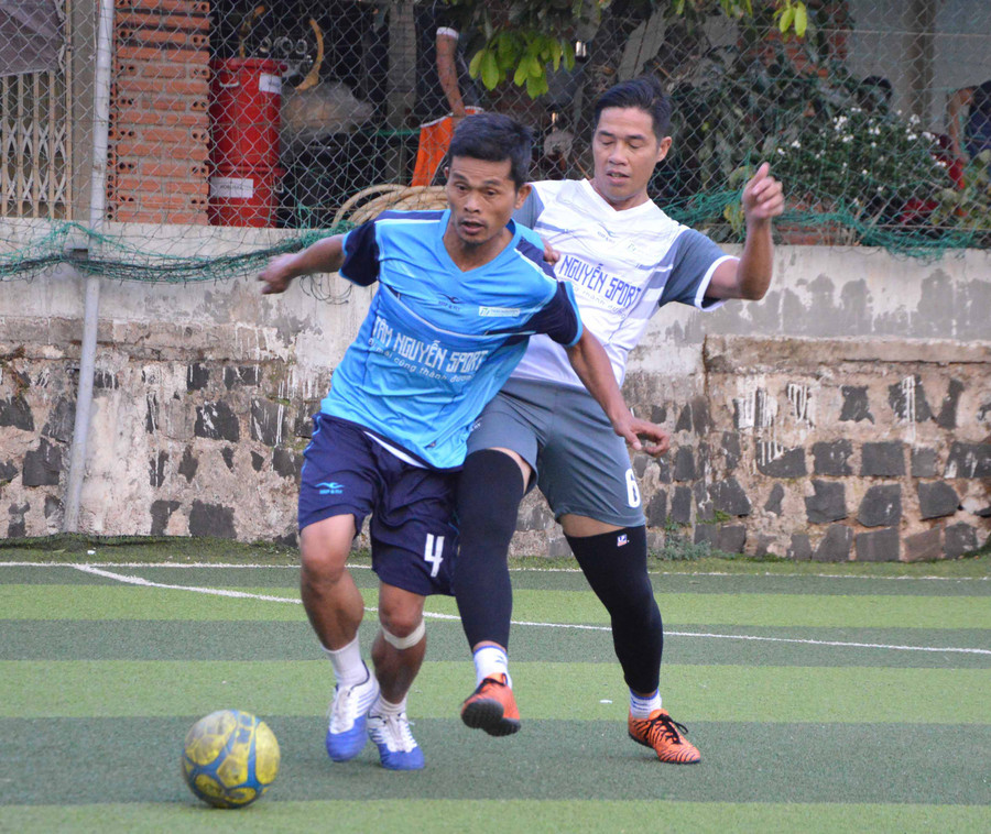 Cựu tuyển thủ quốc gia Nguyễn Minh Hải (áo trắng) trong một pha tranh chấp bóng với cầu thủ đối phương. Ảnh: Minh Vỹ