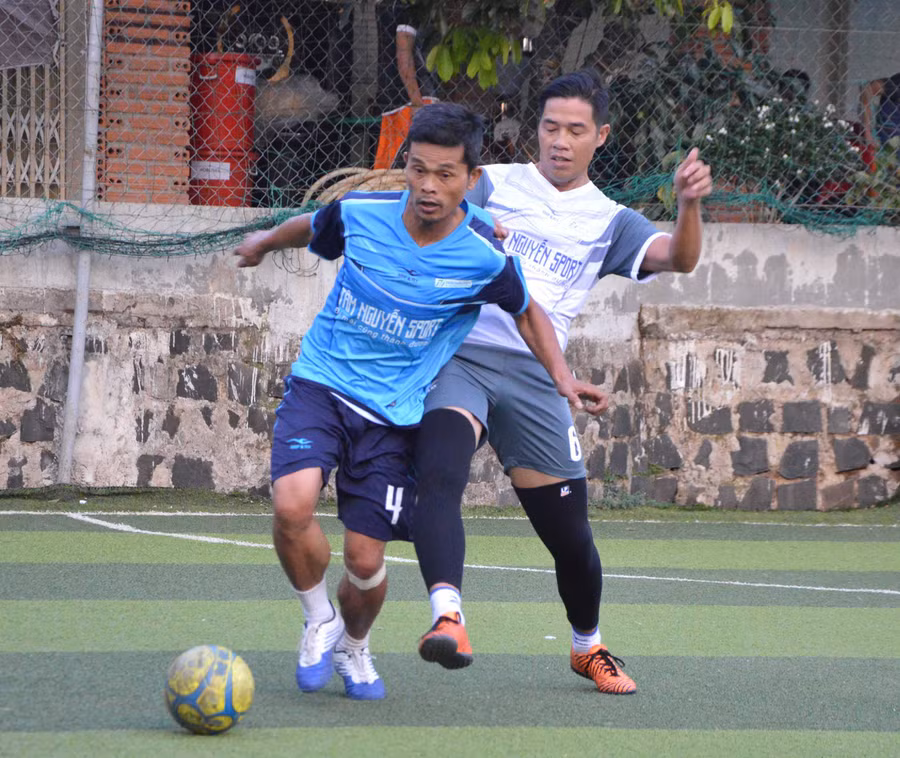 Cựu tuyển thủ quốc gia Nguyễn Minh Hải (áo trắng) trong một pha tranh chấp bóng với cầu thủ đối phương. Ảnh: Minh Vỹ