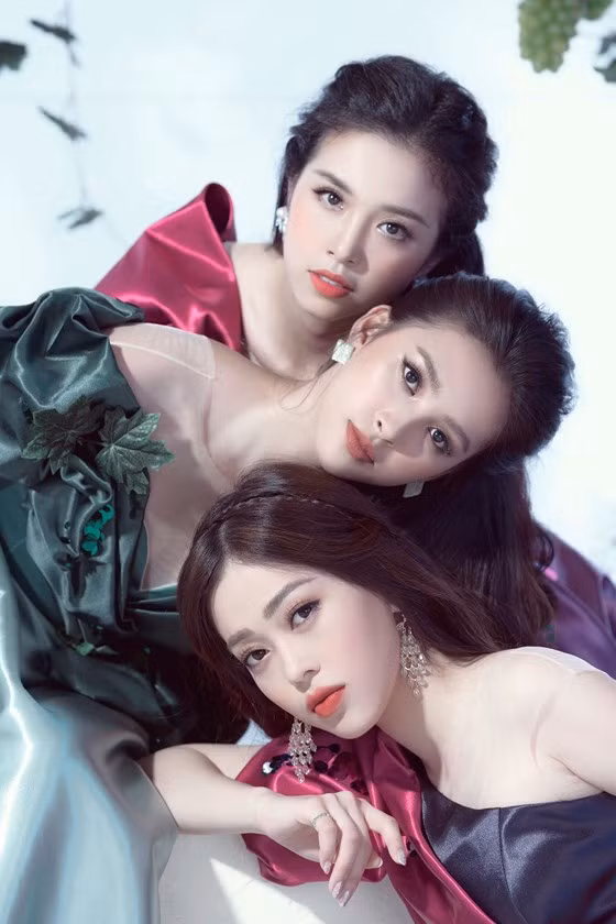 Tiểu Vy, Phương Nga và Thúy An sẽ còn tham gia lễ hội nho đến ngày 2-5