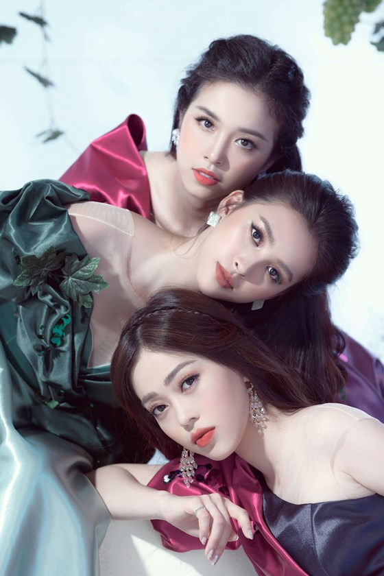 Tiểu Vy, Phương Nga và Thúy An sẽ còn tham gia lễ hội nho đến ngày 2-5