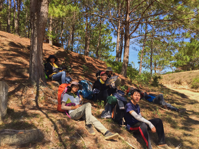 Đôi giày tốt là điều bắt buộc khi bạn bắt đầu hành trình. Nó sẽ giúp bước chân của bạn vững vàng và nhẹ nhàng hơn. Ống chân và ống tay giúp bạn tránh được vắt (con vật nhỏ hút máu hay trú trong các bụi cây) và sâu bọ, xây xát với cây cỏ. Đôi giày tốt là điều bắt buộc khi bạn bắt đầu hành trình. Nó sẽ giúp bước chân của bạn vững vàng và nhẹ nhàng hơn. Ống chân và ống tay giúp bạn tránh được vắt (con vật nhỏ hút máu hay trú trong các bụi cây) và sâu bọ, xây xát với cây cỏ.