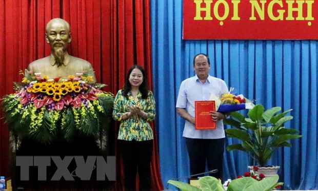 Thừa ủy quyền của Thủ tướng Chính phủ, Bí thư Tỉnh ủy An Giang Võ Thị Ánh Xuân (bên trái) trao Quyết định của Thủ tướng Chính phủ giao Quyền Chủ tịch UBND tỉnh An Giang (nhiệm kỳ 2015-2020) đối với ông Nguyễn Thanh Bình. (Ảnh: Công Mạo/TTXVN) Thừa ủy quyền của Thủ tướng Chính phủ, Bí thư Tỉnh ủy An Giang Võ Thị Ánh Xuân (bên trái) trao Quyết định của Thủ tướng Chính phủ giao Quyền Chủ tịch UBND tỉnh An Giang (nhiệm kỳ 2015-2020) đối với ông Nguyễn Thanh Bình. (Ảnh: Công Mạo/TTXVN)