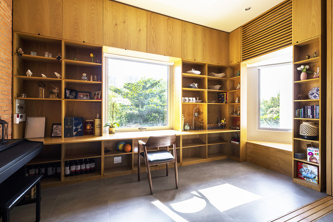 Khu vực bàn làm việc ngập ánh sáng nhờ những ô cửa kính cỡ lớn. Khu vực bàn làm việc ngập ánh sáng nhờ những ô cửa kính cỡ lớn.