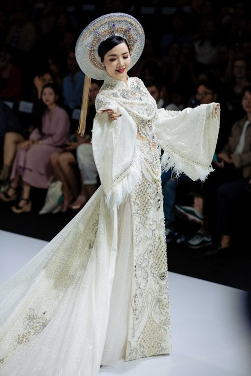  ... Hoa hậu Đền Hùng Giáng My vẫn sải bước duyên dáng và thanh thoát dù trang phục của cô nặng đến 25 kg.