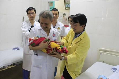 Con bệnh nhân Nguyễn Thị Hiền trong vòng tay của bác sĩ và người thân.