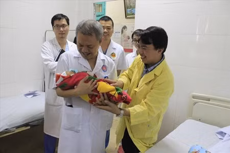 Con bệnh nhân Nguyễn Thị Hiền trong vòng tay của bác sĩ và người thân.