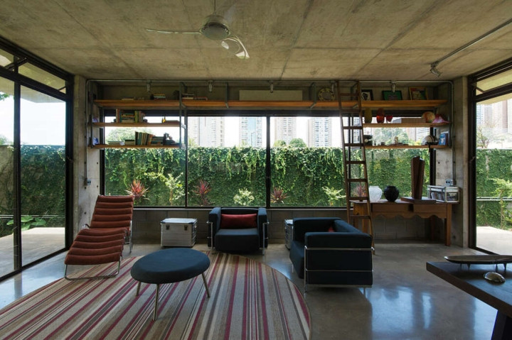 Nội thất bên trong bố trí đơn giản, mọi hoạt động đều hướng tầm nhìn ra bên ngoài thông qua những bức tường kính.