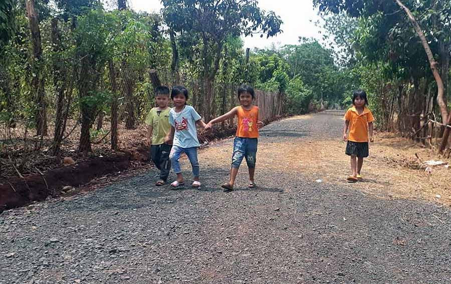  Đường giao thông thôn Kênh Săn được nhựa hóa giúp cho việc đi lại của người dân thuận lợi hơn. Ảnh: H.S