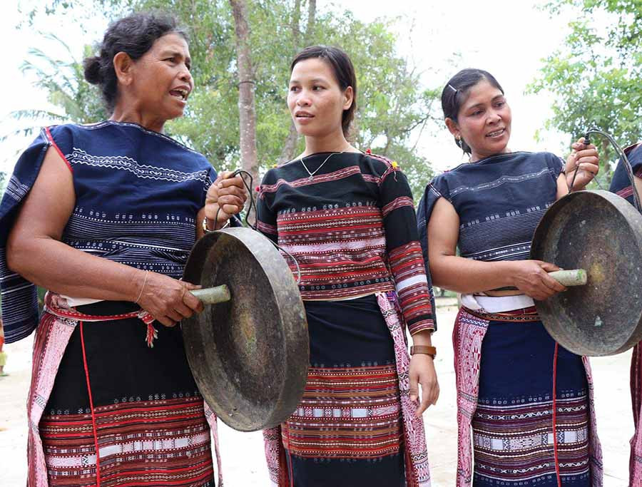 Chị Đinh Thị Khop (giữa)-Đội trưởng đội cồng chiêng nữ làng Leng tham gia góp ý, hướng dẫn cho các chị em trong đội để âm thanh tiếng chiêng được hay hơn. Ảnh: M.N Chị Đinh Thị Khop (giữa)-Đội trưởng đội cồng chiêng nữ làng Leng tham gia góp ý, hướng dẫn cho các chị em trong đội để âm thanh tiếng chiêng được hay hơn Ảnh: M.N