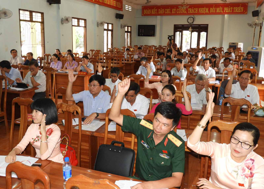 Các đại biểu biểu quyết thông qua các nghị quyết của Kỳ họp. Ảnh: Thanh Nhật