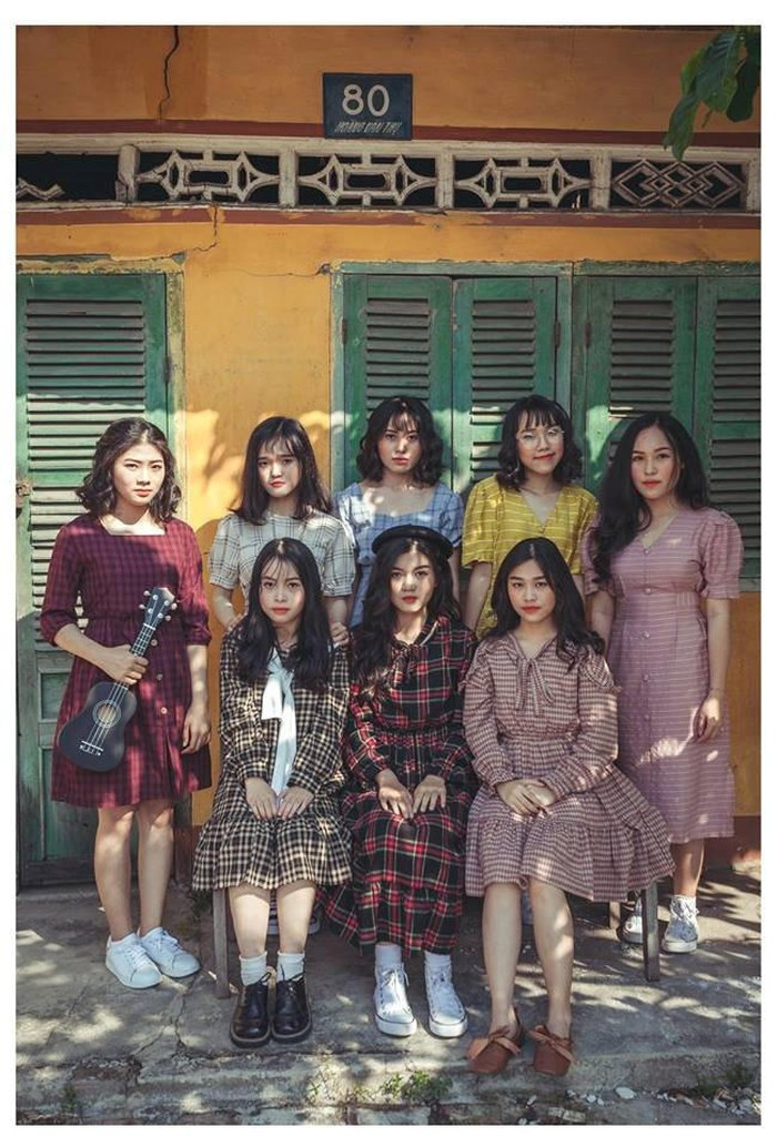 Đổi trang phục một chút, trông nhóm bạn này thật là 