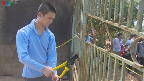 Dựng lại hiện trường: Thủ đoạn của các đối tượng là dùng kìm bẻ khóa để vào trộm cắp nông sản.