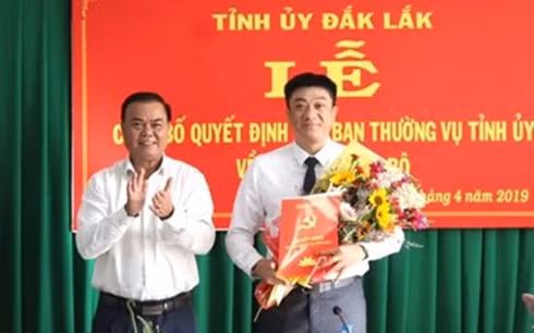 Ông Từ Thái Giang (phải) giữ chức Bí thư Thành ủy Buôn Ma Thuột.