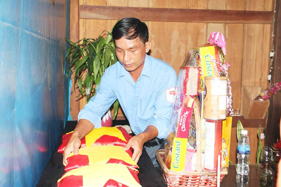 Thiếu tá Nguyễn Văn Lực bên hài cốt của các liệt sĩ vừa được Đội K52 tìm kiếm, quy tập tại tỉnh Preah Vihear. Ảnh: Q.T