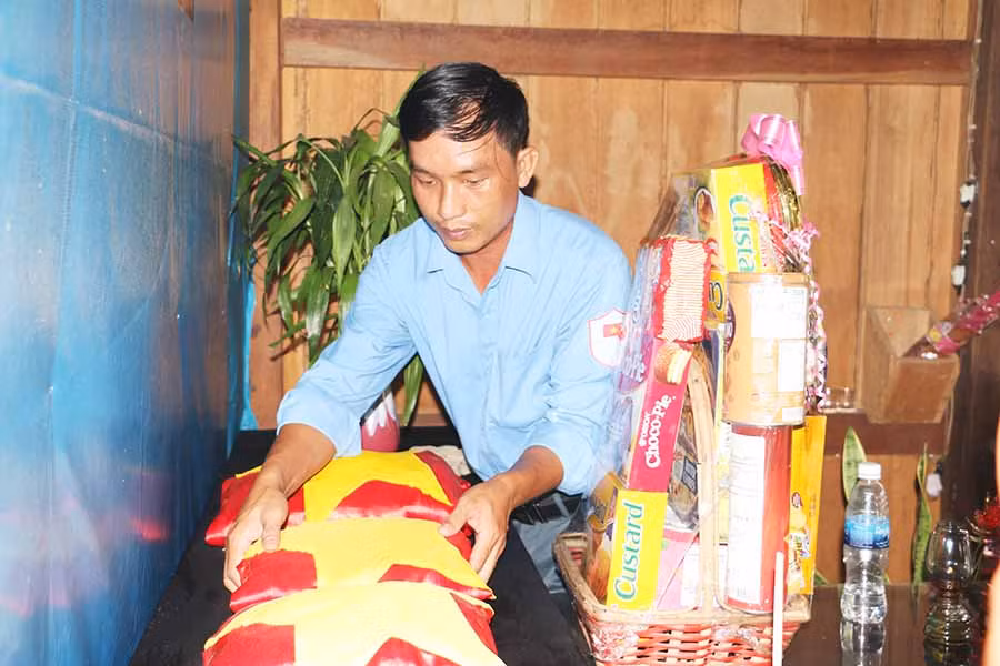 Thiếu tá Nguyễn Văn Lực bên hài cốt của các liệt sĩ vừa được Đội K52 tìm kiếm, quy tập tại tỉnh Preah Vihear. Ảnh: Q.T