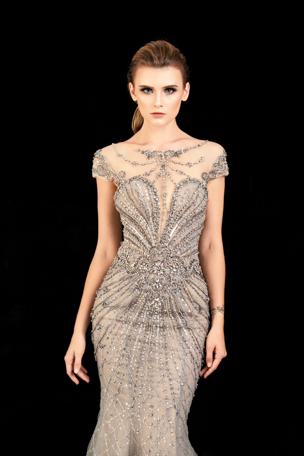  Pha lê và đá trắng được chọn lọc kỹ càng để trang trí trên các điểm vàng của hình thể người mặc. Đồng thời cách sử dụng chất liệu sẽ giúp phái đẹp tỏa sáng khi tham gia tiệc tối.