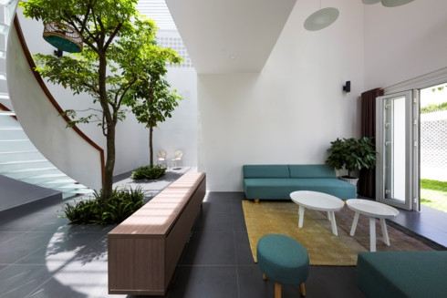  Khoảng giếng trời ở giữa kết nối không gian chung và riêng trong nhà.