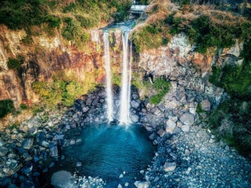 Thác nước Jeongbang của Hàn Quốc với nhiều sắc màu kỳ ảo.