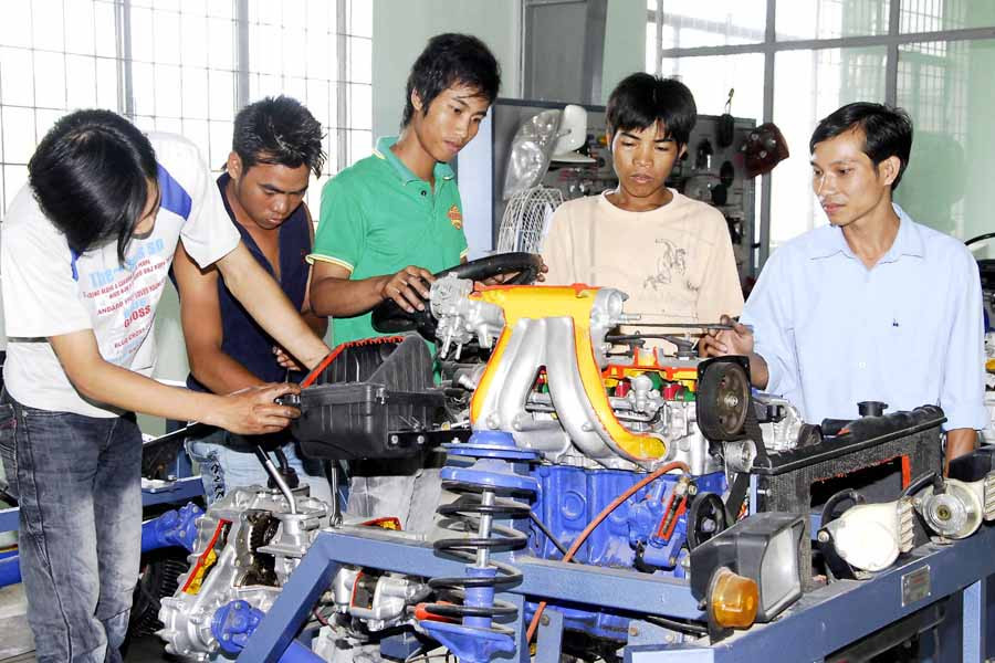 Dạy nghề sửa chữa ô tô cho thanh niên dân tộc thiểu số. Ảnh: Đ.T  Dạy nghề sửa chữa ô tô cho thanh niên dân tộc thiểu số. Ảnh: Đ.T