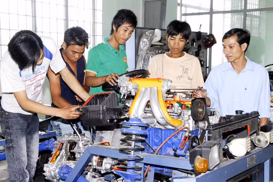  Dạy nghề sửa chữa ô tô cho thanh niên dân tộc thiểu số. Ảnh: Đ.T