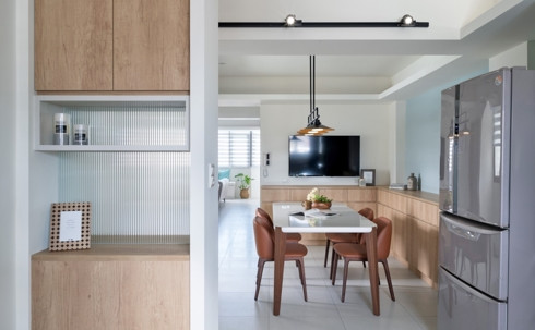  Sàn và trần giữ nguyên màu trắng làm nổi bật gam màu xanh của tường và nội thất.