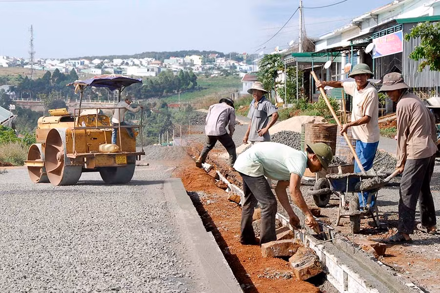  Làm đường giao thông nông thôn. Ảnh: ĐỨC THỤY
