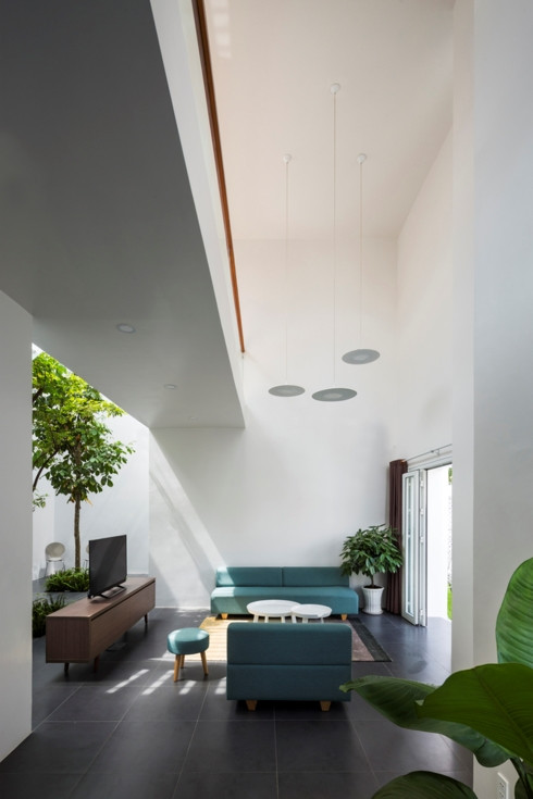 Ngôi nhà là nơi sinh sống của 2 vợ chồng, 2 đứa con, 2 người lớn tuổi, gồm nhiều thành phần, nhiều thế hệ nhưng lúc nào cũng đầy ắp tiếng cười.