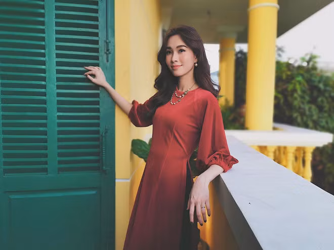  Trong các Hoa hậu Việt Nam, Đặng Thu Thảo vẫn được coi là người có cuộc sống hôn nhân viên mãn. Cô thường xuyên khoe những hình ảnh hạnh phúc về gia đình. Trong một lần đi cà phê cùng chồng, cô được doanh nhân Trung Tín chụp loạt ảnh đời thường.