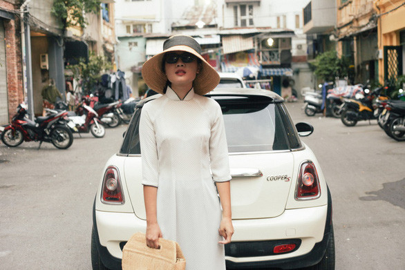 Hải Minh trong một thiết kế nón và túi từ raffia khác của cô - Ảnh: L.I. Hải Minh trong một thiết kế nón và túi từ raffia khác của cô - Ảnh: L.I.