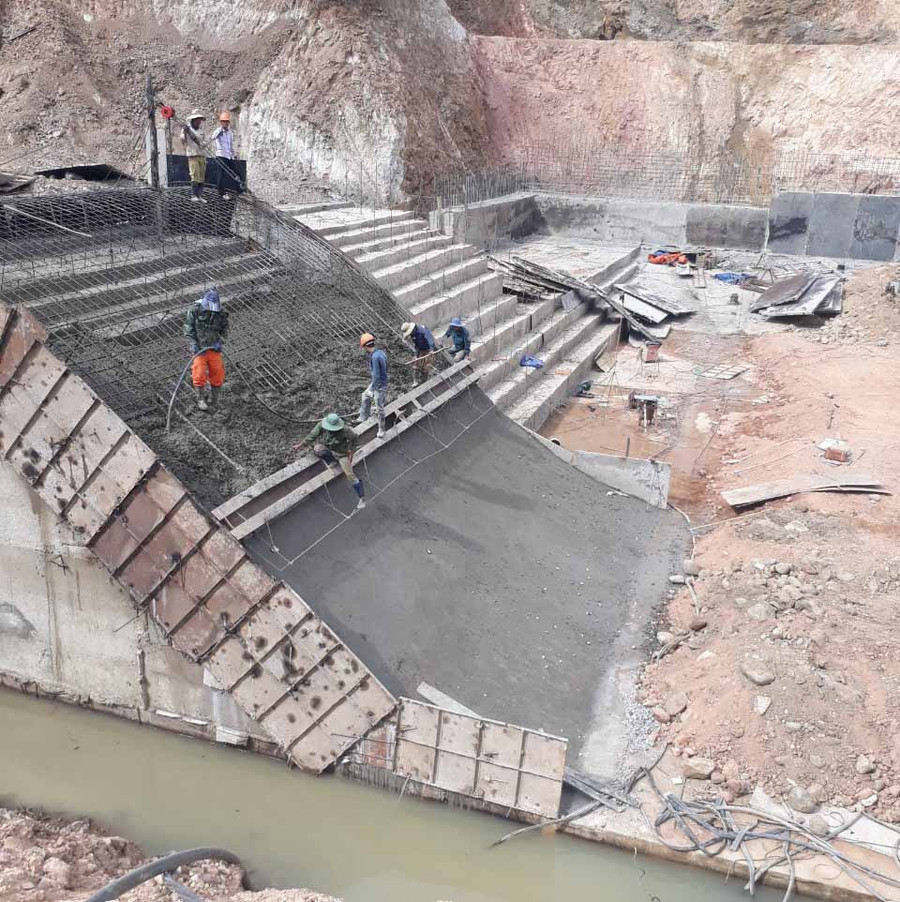 Đơn vị thi công đang rất rút hoàn thiện các hạng mục dự án thủy lợi Pleikeo. Ảnh: Chí Hào