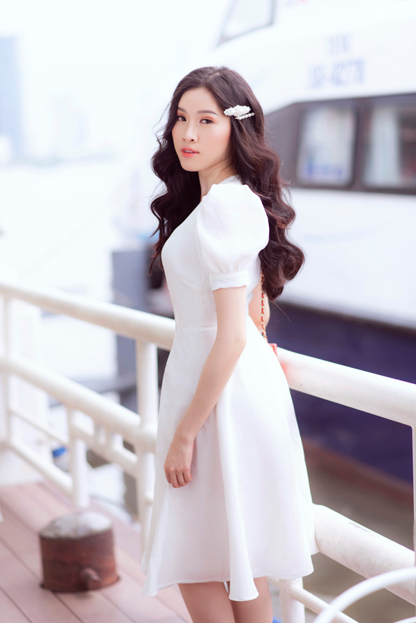 Váy trắng cài nút và trang trí tay bồng ảnh hưởng phong cách cổ điển là xu hướng được nhiều bạn gái yêu thích. Ở mùa hè năm nay, chúng tiếp tục được nhiều thương hiệu đưa vào bộ sưu tập mới. Váy trắng cài nút và trang trí tay bồng ảnh hưởng phong cách cổ điển là xu hướng được nhiều bạn gái yêu thích. Ở mùa hè năm nay, chúng tiếp tục được nhiều thương hiệu đưa vào bộ sưu tập mới.