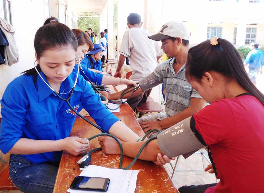 Đoàn viên, thanh niên khám bệnh, phát thuốc miễn phí cho người dân vùng sâu. Ảnh: T.D Đoàn viên, thanh niên khám bệnh, phát thuốc miễn phí cho người dân vùng sâu. Ảnh: T.D