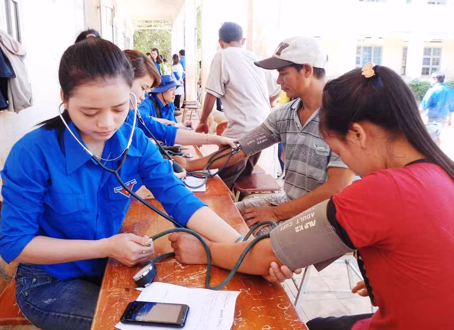  Đoàn viên, thanh niên khám bệnh, phát thuốc miễn phí cho người dân vùng sâu. Ảnh: T.D
