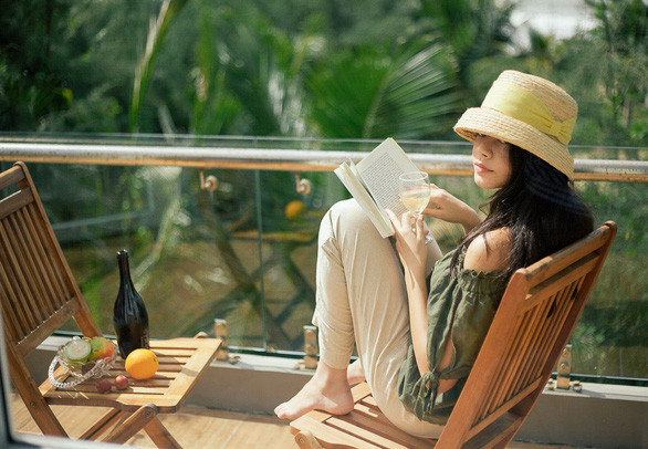 Yêu lối sống xanh, muốn chung tay bảo vệ môi trường, nhiều bạn trẻ ngày nay đã chọn các sản phẩm thời trang thân thiện với môi trường cùng mục tiêu phát triển bền vững - Ảnh: L.I. Yêu lối sống xanh, muốn chung tay bảo vệ môi trường, nhiều bạn trẻ ngày nay đã chọn các sản phẩm thời trang thân thiện với môi trường cùng mục tiêu phát triển bền vững - Ảnh: L.I.