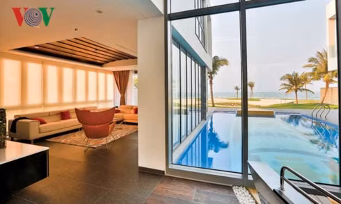 Ở tầng trệt hai khối lớn, một bên là phòng khách, một bên là bếp và phòng ăn. Mỗi không gian đều hướng ra biển và bể bơi.