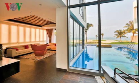 Ở tầng trệt hai khối lớn, một bên là phòng khách, một bên là bếp và phòng ăn. Mỗi không gian đều hướng ra biển và bể bơi. Ở tầng trệt hai khối lớn, một bên là phòng khách, một bên là bếp và phòng ăn. Mỗi không gian đều hướng ra biển và bể bơi.