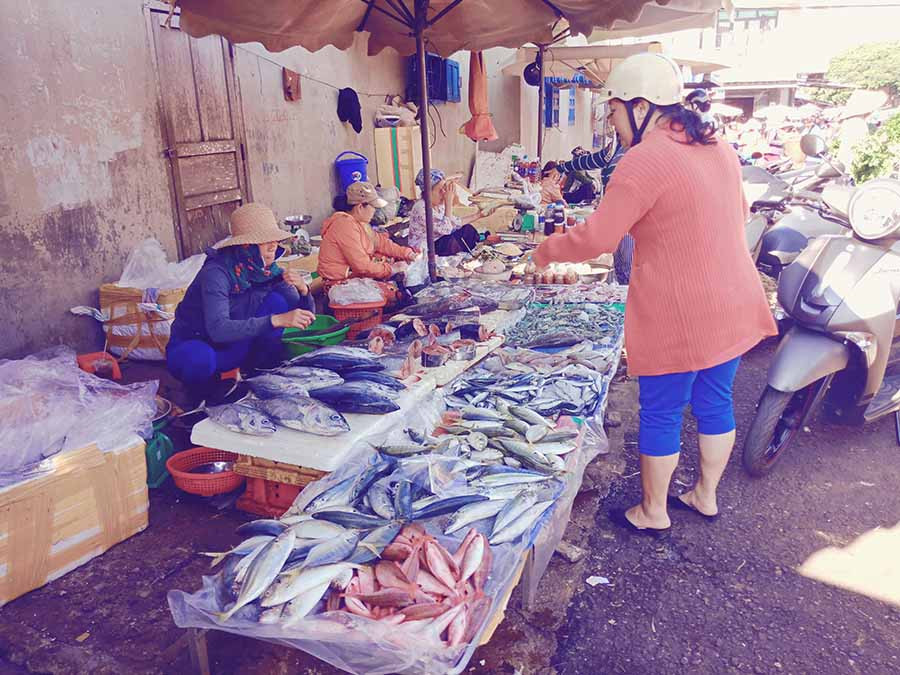  Hàng cá biển của chị Nhi ở chợ Bà Định lúc nào cũng đông người mua. Ảnh: Đ.P