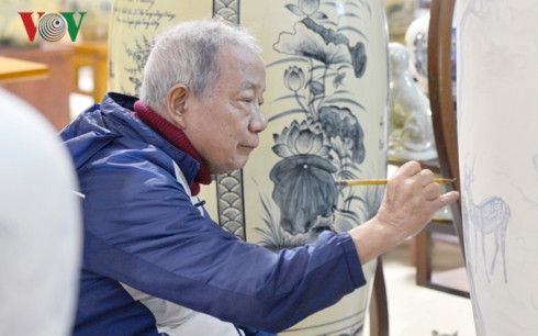  Dù ở tuổi 80, nhưng đôi tay tài hoa của nghệ nhân Hạ Bá Định khó có ai khác thay thế được.