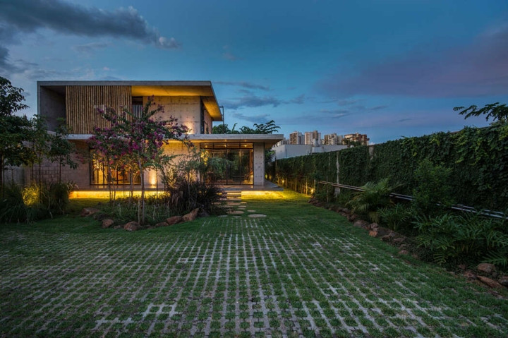  Vì là bê tông đúc sẵn nên có trọng lượng nhẹ kết hợp với việc đặt dầm sát mặt đất khiến ta có cảm giác ngôi nhà như nổi lên trên.