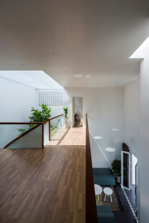 Khoảng thông tầng khiến phòng khách rộng và cao hơn.