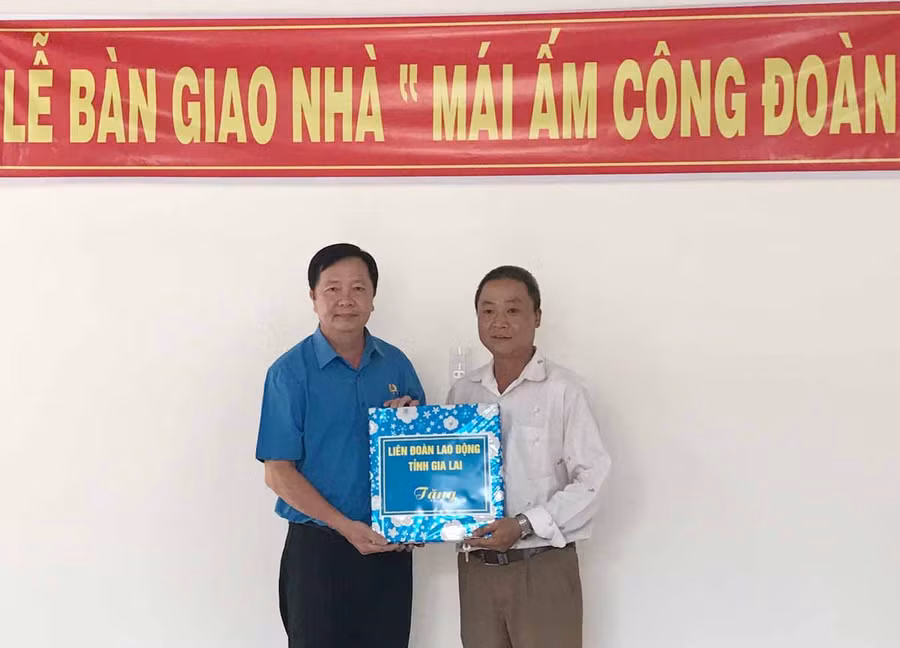 Ông Nguyễn Văn Minh-Phó Chủ tịch LĐLĐ tỉnh trao nhà cho đoàn viên Nguyễn Đức Lộc: Ảnh. Hà Tây