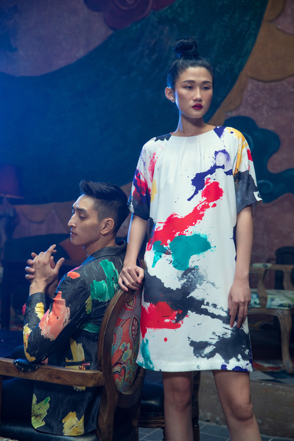  3 người mẫu quen thuộc của sàn diễn thời trang trong nước cùng thể hiện các mẫu trang phục của Vũ Ngọc & Son.