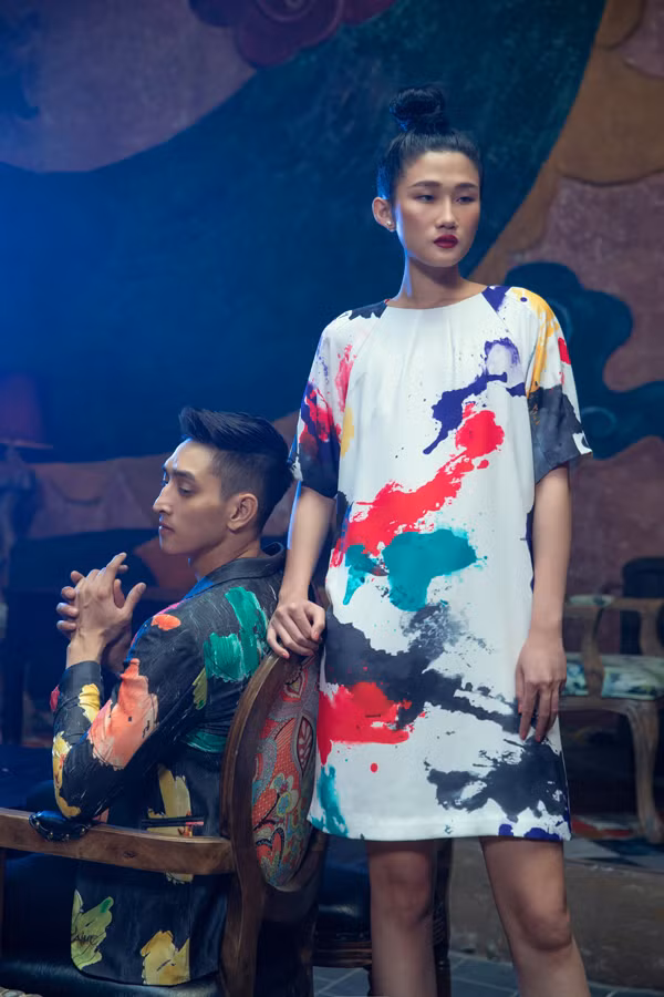  3 người mẫu quen thuộc của sàn diễn thời trang trong nước cùng thể hiện các mẫu trang phục của Vũ Ngọc & Son.