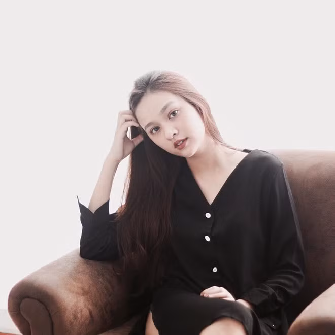  9X đang là gương mặt mẫu lookbook quen thuộc cho các nhãn hàng thời trang tại Hà Nội. Cô có phong cách thời trang đa dạng, khi thì khỏe khoắn nóng bỏng, lúc lại dịu dàng như nàng thơ với mái tóc đen thả dài.