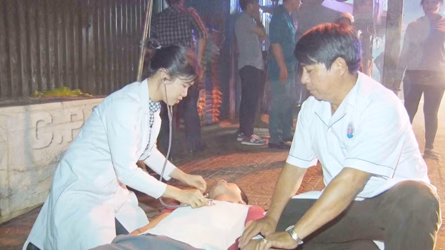 Sơ cấp cứu người dân bị nạn. Ảnh: Hà Phương 