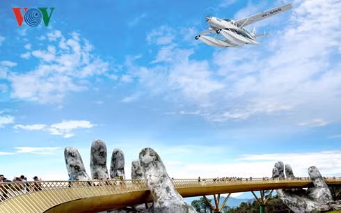  Du khách có thể ngắm Cầu Vàng - Bà Nà từ trên thủy phi cơ.